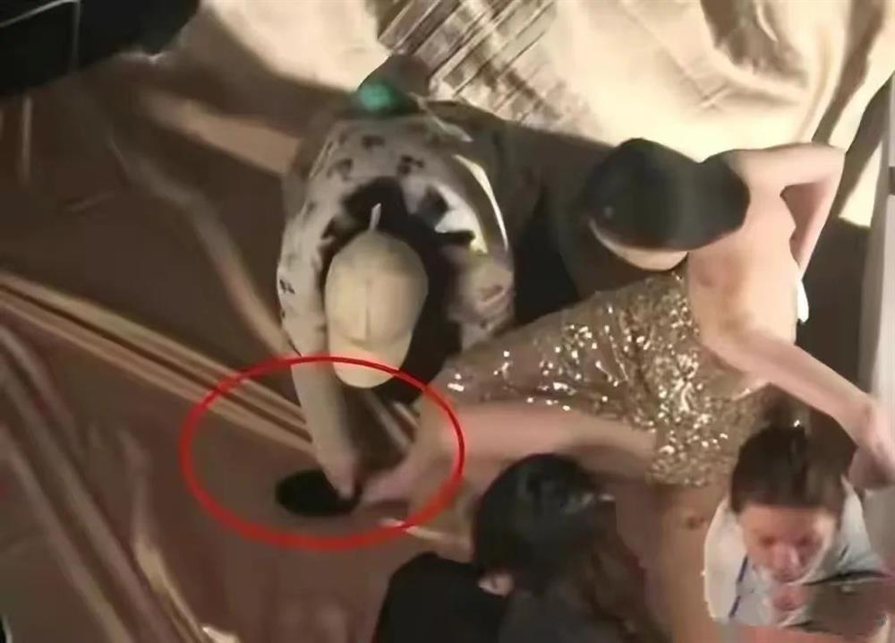 Dàn sao Hoa ngữ để trợ lý quỳ gối xỏ giày, cầm ô-4