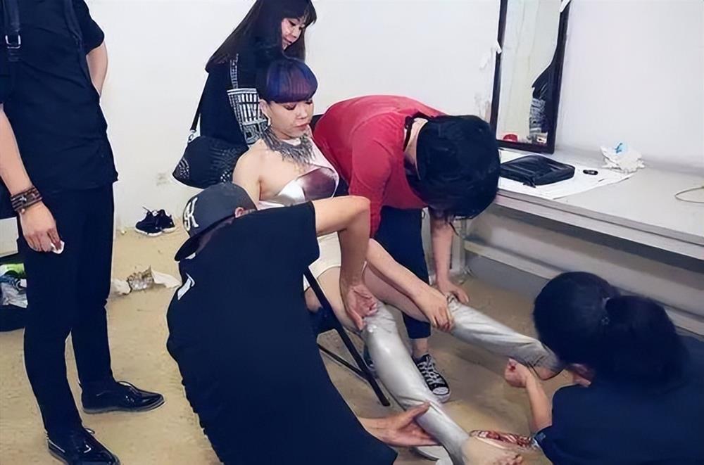 Dàn sao Hoa ngữ để trợ lý quỳ gối xỏ giày, cầm ô-7