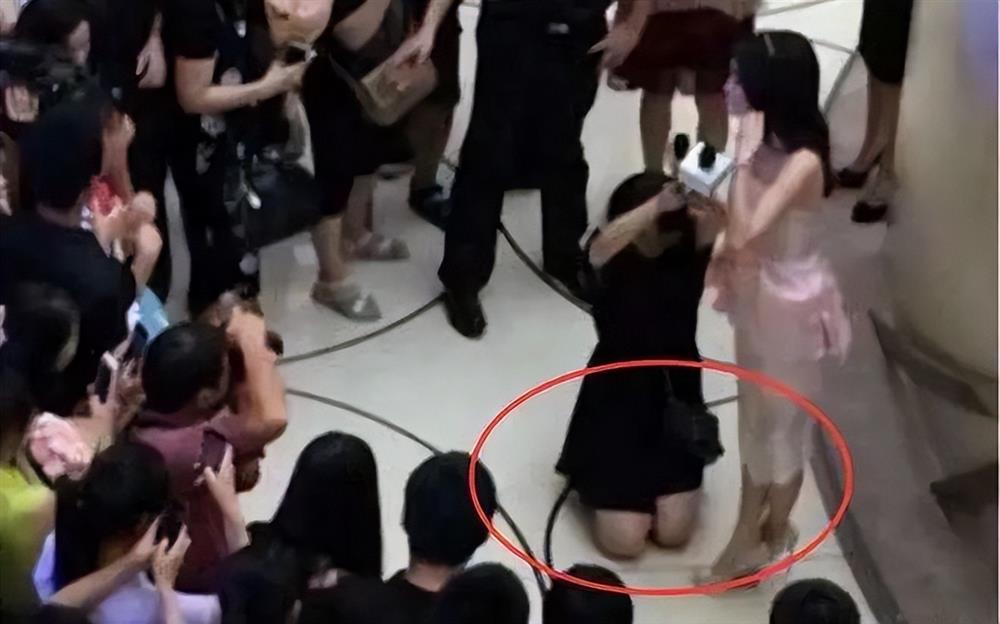 Dàn sao Hoa ngữ để trợ lý quỳ gối xỏ giày, cầm ô-6