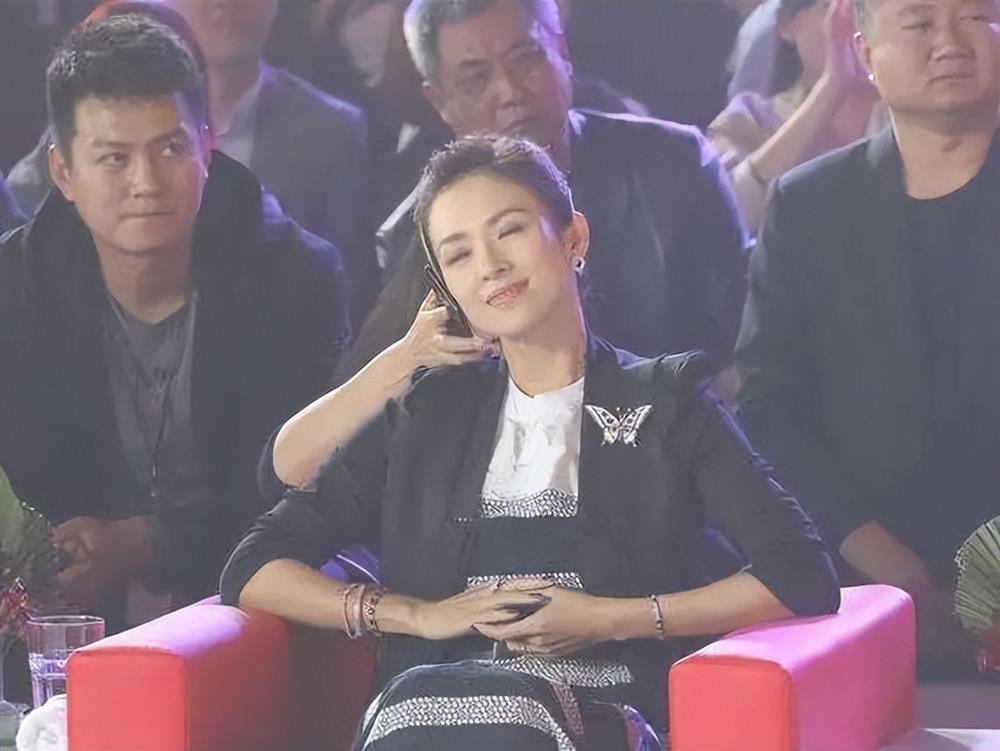 Dàn sao Hoa ngữ để trợ lý quỳ gối xỏ giày, cầm ô-9