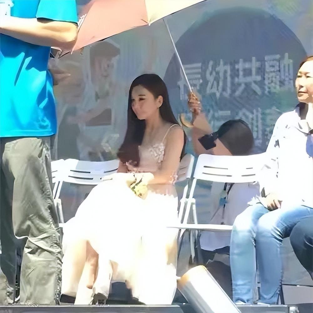 Dàn sao Hoa ngữ để trợ lý quỳ gối xỏ giày, cầm ô-8