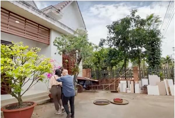 Mới đây, trong chương trình tới nhà sao Việt, diễn viên Ngọc Lan và Quốc Thuận đã có dịp cùng thăm ngôi nhà mà H’Hen Niê sửa sang cho cha mẹ tại Buôn Mê Thuột, Đắc Lắk.