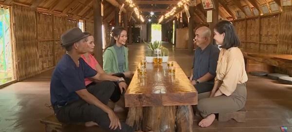 Bố mẹ nàng hậu cũng có mặt trong chương trình. H'Hen Niê cho biết mẹ cô là người sống tiết kiệm.