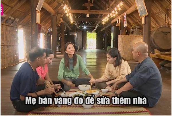 Bên trong căn nhà sàn có diện tích lớn đủ sức tổ chức những buổi tụ họp đông người. Ngoài ra, nàng hậu cho người thiết kế nhiều nội thất đèn và các thiết bị hiện đại khác để có thể làm những bữa tiệc ấm cúng cho mọi người tới chơi.