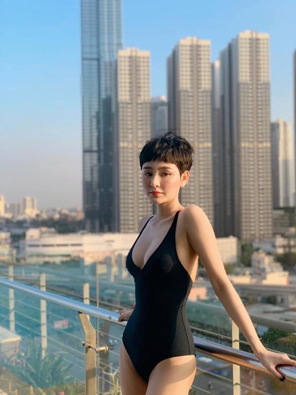 Nữ ca sĩ Hiền Hồ có tuổi thơ gắn liền với những cánh rừng cà phê ở Đắk Lắk. Hiện tại cô sống ở căn hộ cao cấp tại TP. HCM, đi xế sang 13 tỷ, sở hữu nhiều đồ hàng hiệu. Cư dân mạng cũng rất quan tâm tới gia cảnh của cô ở quê nhà.