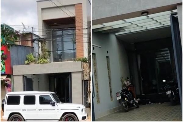 Theo một số hình ảnh được chia sẻ, gia đình Hiền Hồ sinh sống trong căn nhà 2 tầng rộng rãi. Cơ ngơi "to nhất vùng" của nữ ca sĩ được xây dựng, thiết kế kiên cố, phía trước nhà là chỗ để xe khá rộng rãi.