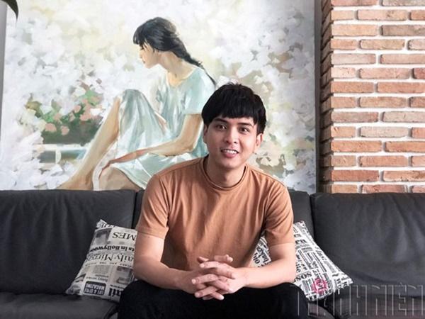 Nam ca sĩ Hồ Quang Hiếu sinh ra tại thành phố Buôn Ma Thuột, Đắk Lắk. Anh sở hữu căn nhà bề thế 23 tỷ đồng sau nhiều năm đi hát dành dụm.