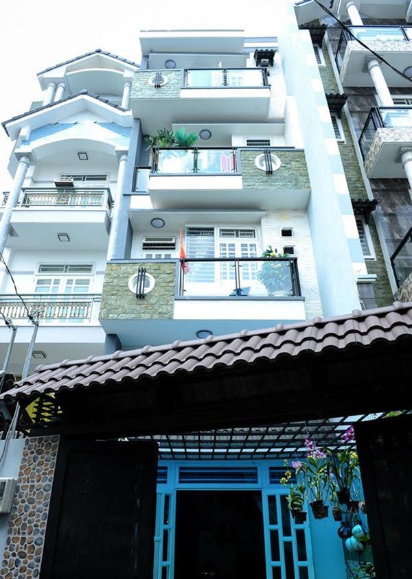 Trước đó căn nhà của Hồ Quang Hiếu vốn đã rất khang trang. Vào dịp đầu năm nay, căn nhà được khoác thêm áo mới.