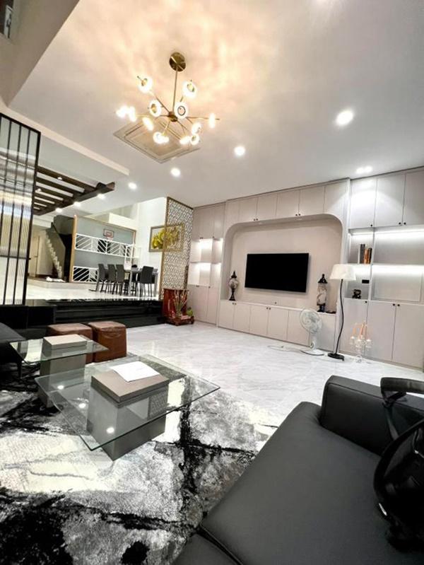 Căn nhà được sửa sang lại nhờ sự giúp đỡ từ Lý Nhã Kỳ. "Cảm ơn cô bạn Lý Nhã Kỳ đã tư vấn thiết kế cho tôi để ngôi nhà càng thêm sáng sủa. Giờ mới thừa nhận cô là bà trùm bất động sản và xây dựng rồi nhé", nam ca sĩ chia sẻ.