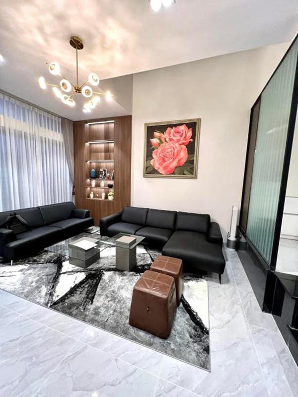 Căn nhà được bài trí hợp lý, tạo cảm giác thư thái và hiện đại.