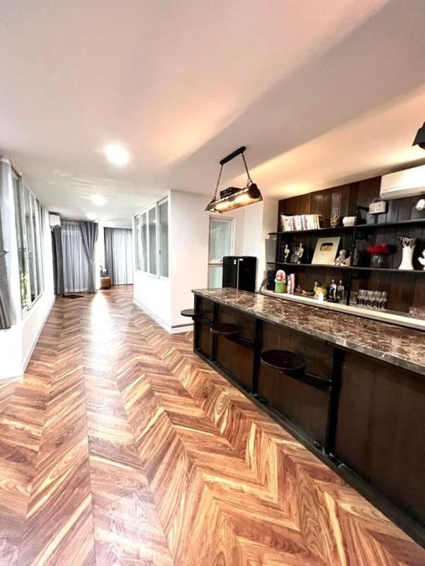 Căn nhà thể hiện gu thẩm mỹ tinh tế của gia chủ. Hồ Quang Hiếu sau nhiều năm ly hôn hot girl Ivy và chia tay nữ ca sĩ Bảo Anh, anh hiện chưa hé lộ gì về chuyện tình cảm mới.