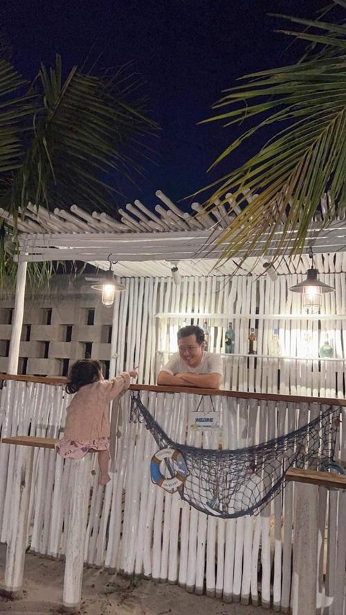 Trong khu biệt thự nhà vườn còn bố trí khu vực quầy bar khá thơ.