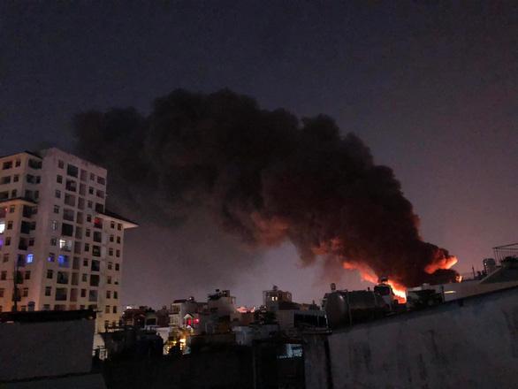 The warehouse near the student dormitory of the University of Pedagogy in Ho Chi Minh City is on fire-1