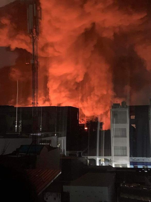 The warehouse next to the student dormitory of Ho Chi Minh City University of Education is on fire-3