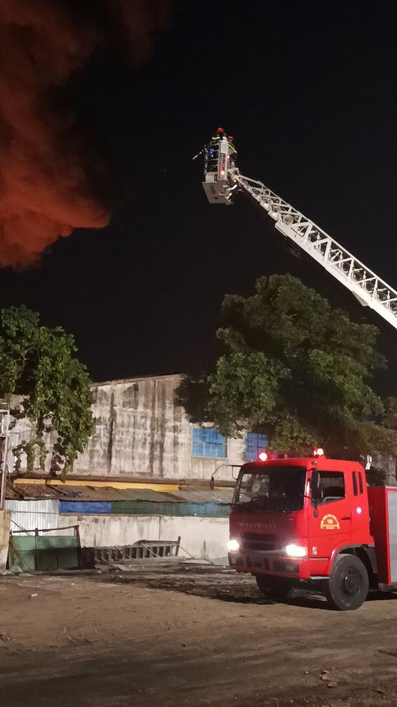 The warehouse near the student dormitory of the University of Pedagogy in Ho Chi Minh City is on fire-6