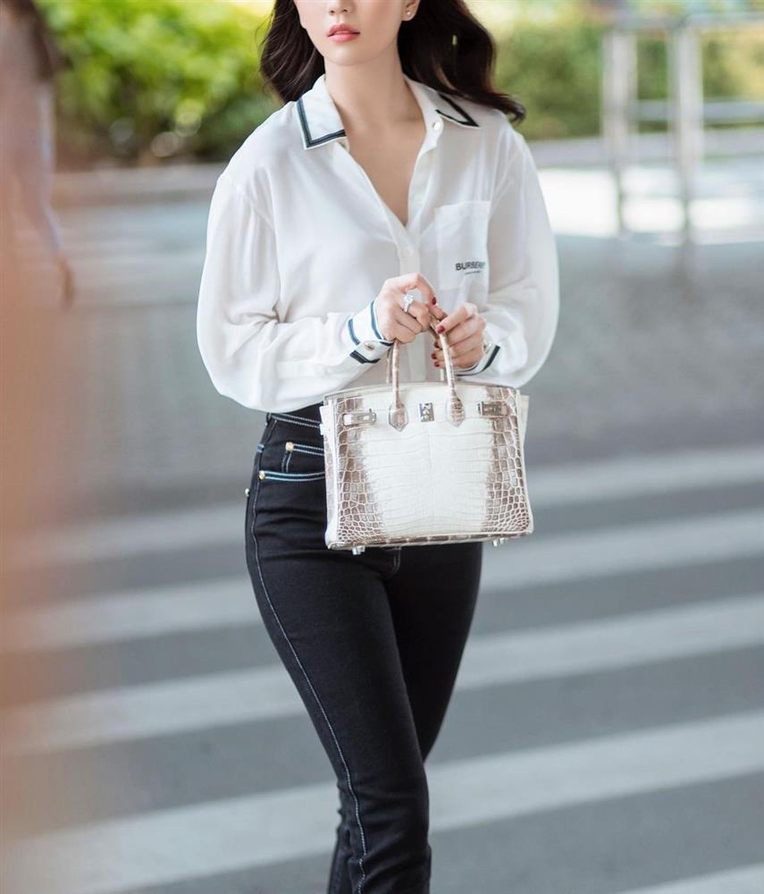 Ngoc Trinh carried a Hermès bag that was suspected to be fake after a plagiarism scandal-2