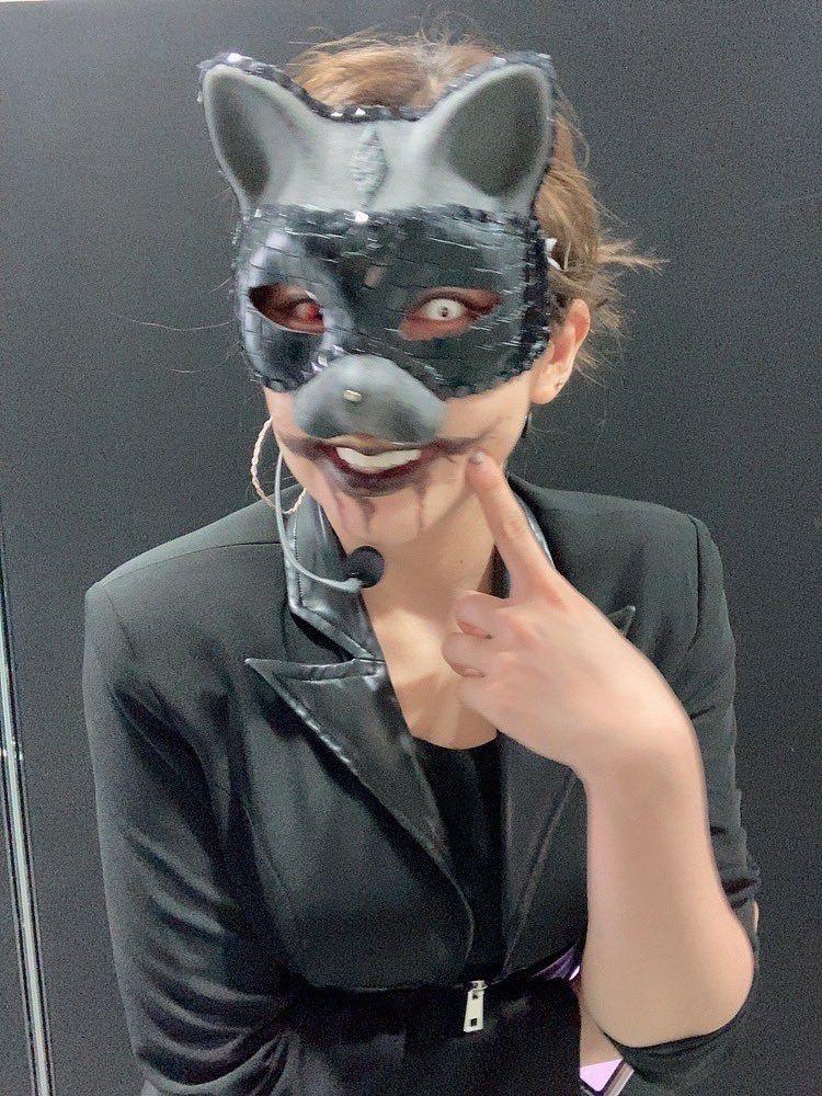 Kỳ lạ: Nữ ca sĩ đi hát 4 năm nhưng không ai biết gương mặt thật-4