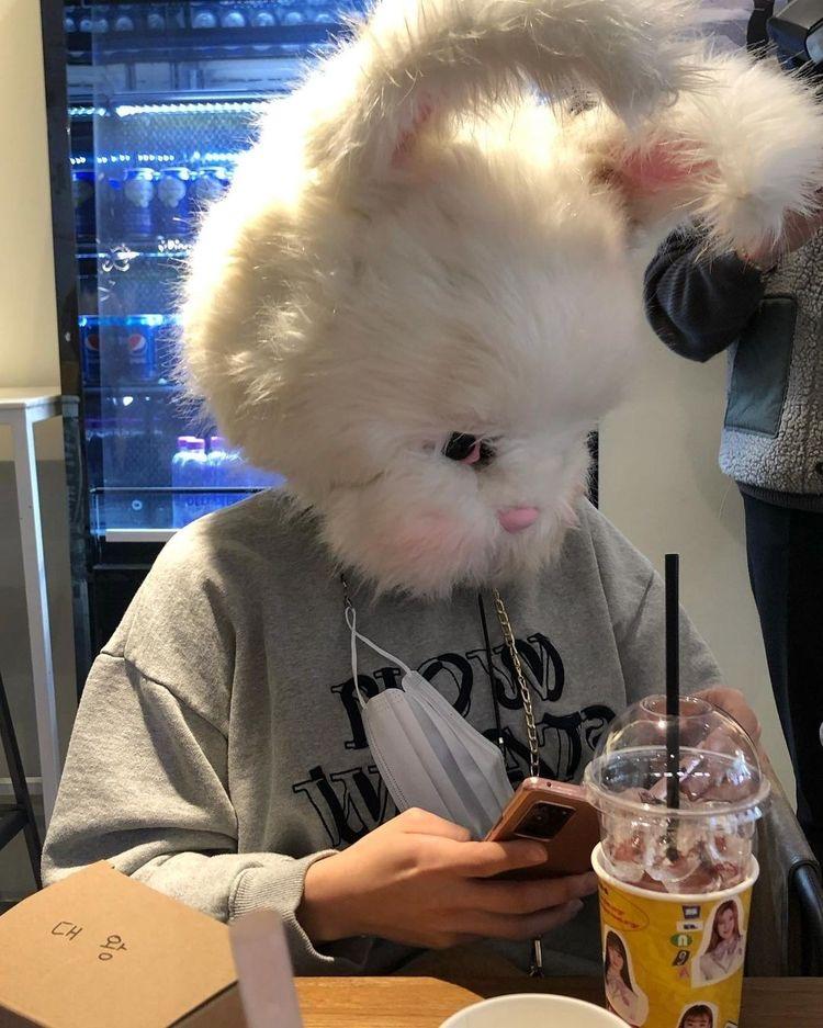 Kỳ lạ: Nữ ca sĩ đi hát 4 năm nhưng không ai biết gương mặt thật-1