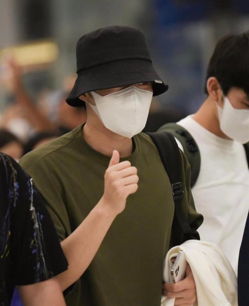 Kim Seon Ho xuất hiện sau bê bối ép bạn gái phá thai-6