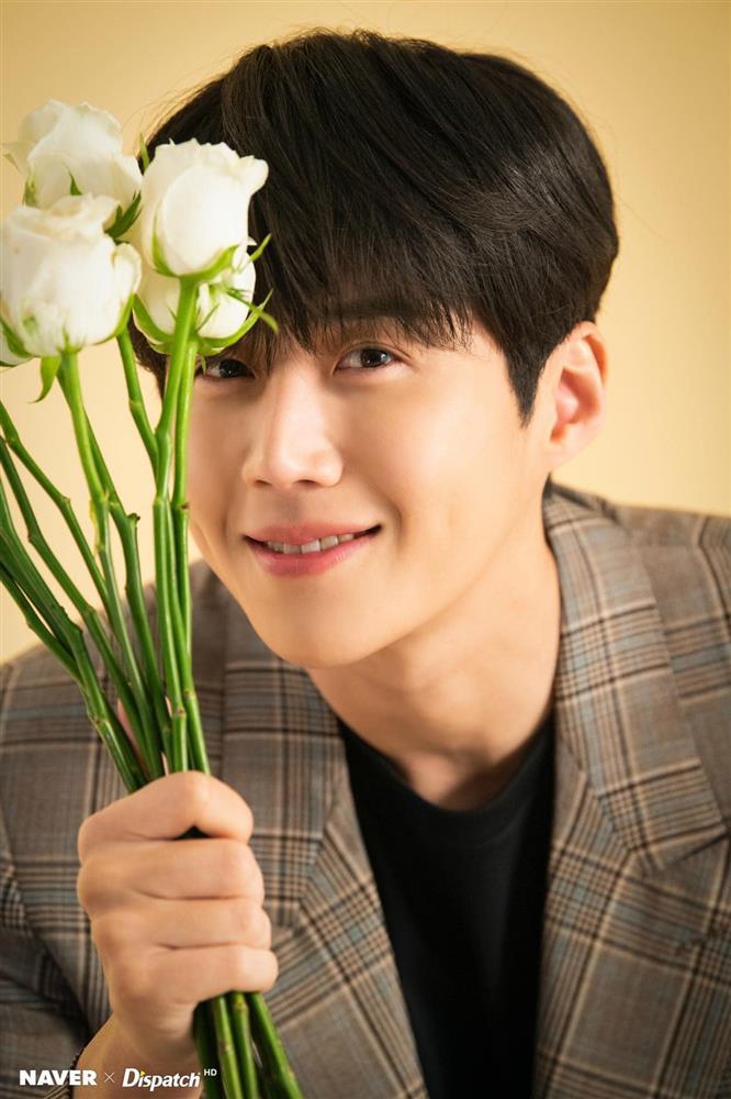 Kim Seon Ho xuất hiện sau bê bối ép bạn gái phá thai-9