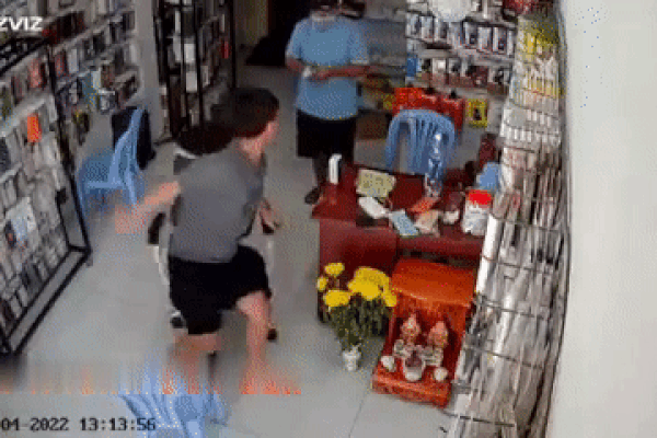 Đi ăn trộm, thanh niên bị gia chủ tóm sống, tát cho mặt mũi sưng vù