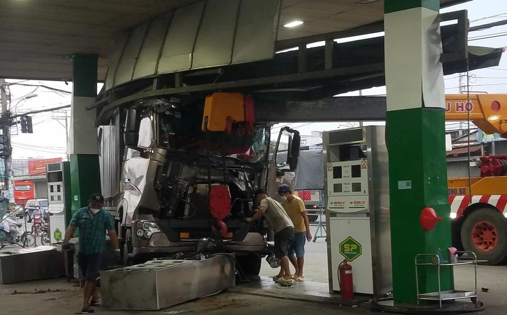 Kinh hãi xe tải lao vào cây xăng, tông đổ 2 trụ bơm ở TP.HCM-1