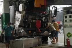 Kinh hãi xe tải lao vào cây xăng, tông đổ 2 trụ bơm ở TP.HCM