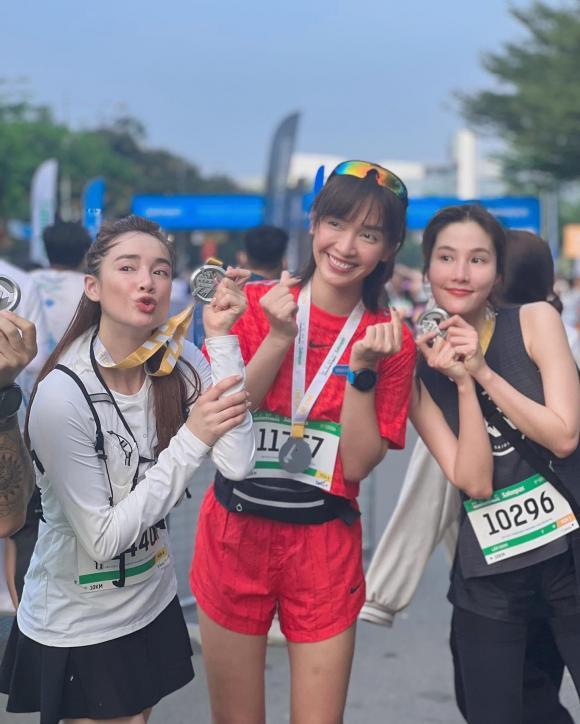 Nhã Phương che body kín mít lại lộ đôi chân khẳng khiu hằn cơ bắp-2