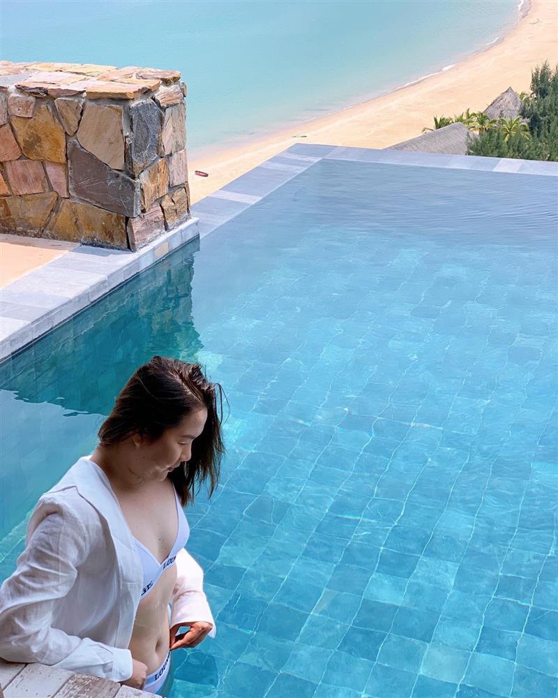 Diện bikini của Ngọc Trinh, giúp việc Thúy Kiều lộ cả rổ mỡ-2