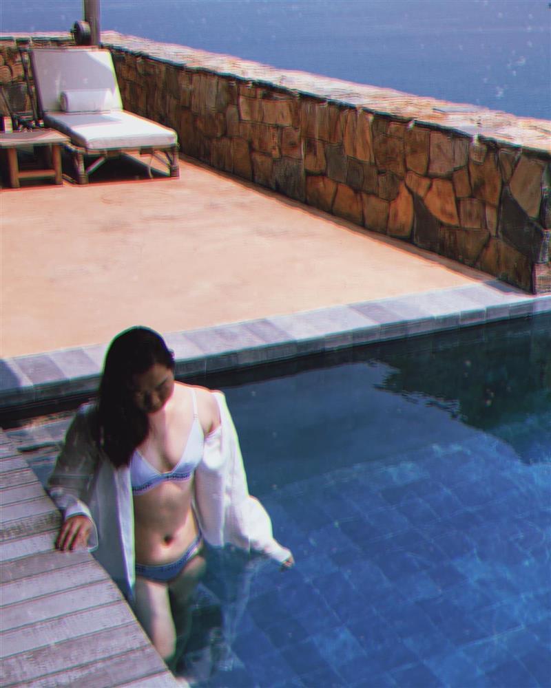 Diện bikini của Ngọc Trinh, giúp việc Thúy Kiều lộ cả rổ mỡ-3