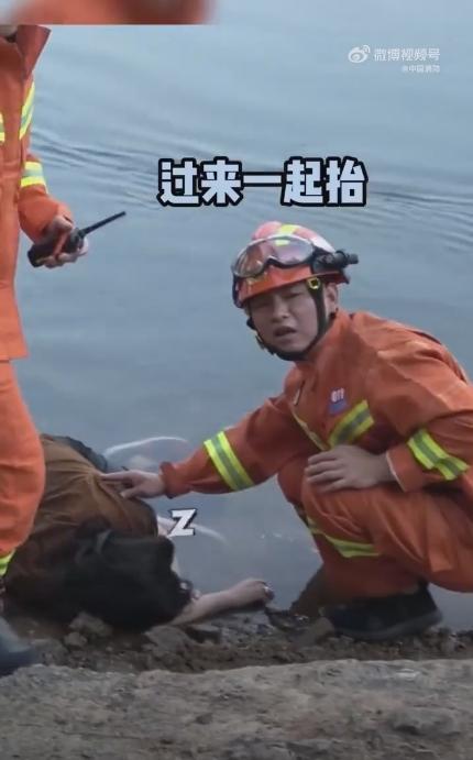 Cô gái úp mặt dưới sông, tá hỏa gọi cứu hộ mới biết sự thật hài hước-3