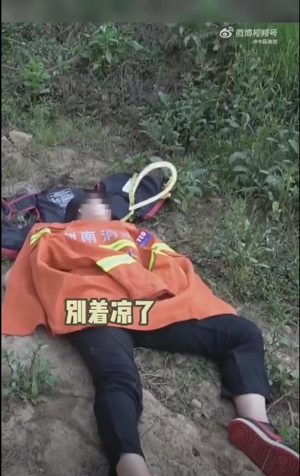 Cô gái úp mặt dưới sông, tá hỏa gọi cứu hộ mới biết sự thật hài hước-5