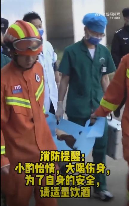 Cô gái úp mặt dưới sông, tá hỏa gọi cứu hộ mới biết sự thật hài hước-7