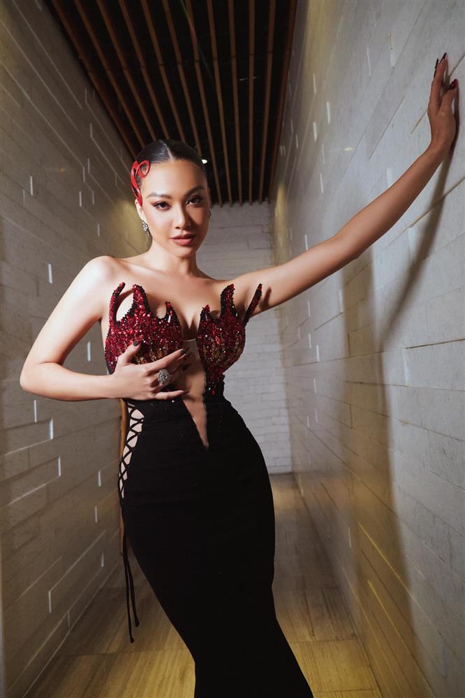 Á hậu Kim Duyên 3 lần vướng nghi vấn mặc váy nhái nước ngoài-3