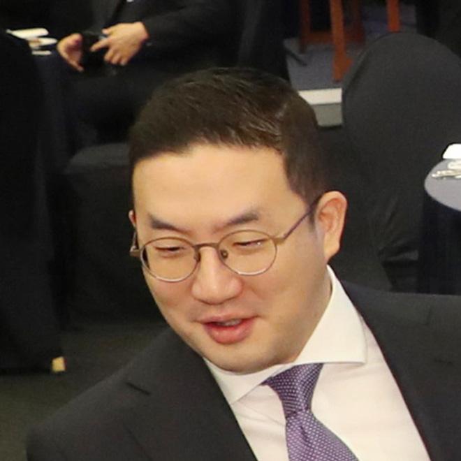 Chân dung người con nuôi thừa kế đế chế LG trị giá hàng trăm tỷ USD-9