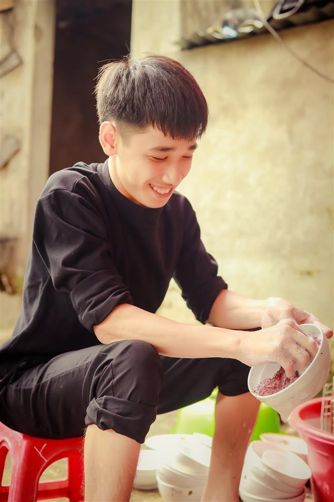 Bố nghiện, mẹ bỏ đi, nam sinh tật nguyền rửa bát thuê nuôi ước mơ đại học-1