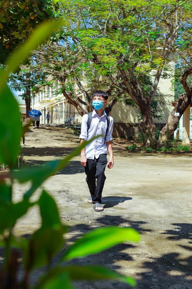 Bố nghiện, mẹ bỏ đi, nam sinh tật nguyền rửa bát thuê nuôi ước mơ đại học-5