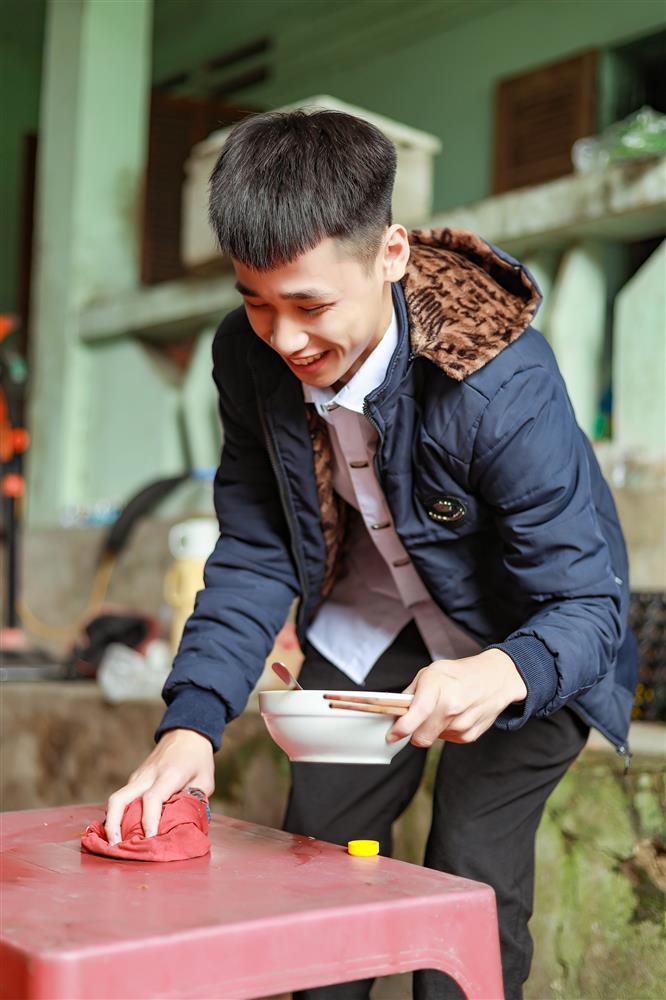 Bố nghiện, mẹ bỏ đi, nam sinh tật nguyền rửa bát thuê nuôi ước mơ đại học-7