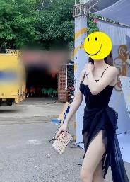 Khách khứa lên đồ thế này thì ai mới là cô dâu cơ chứ?-1