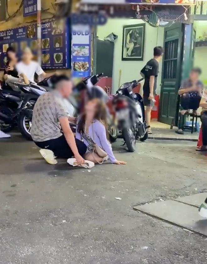 Cặp đôi say xỉn quỳ hôn đắm đuối giữa phố Tạ Hiện-1