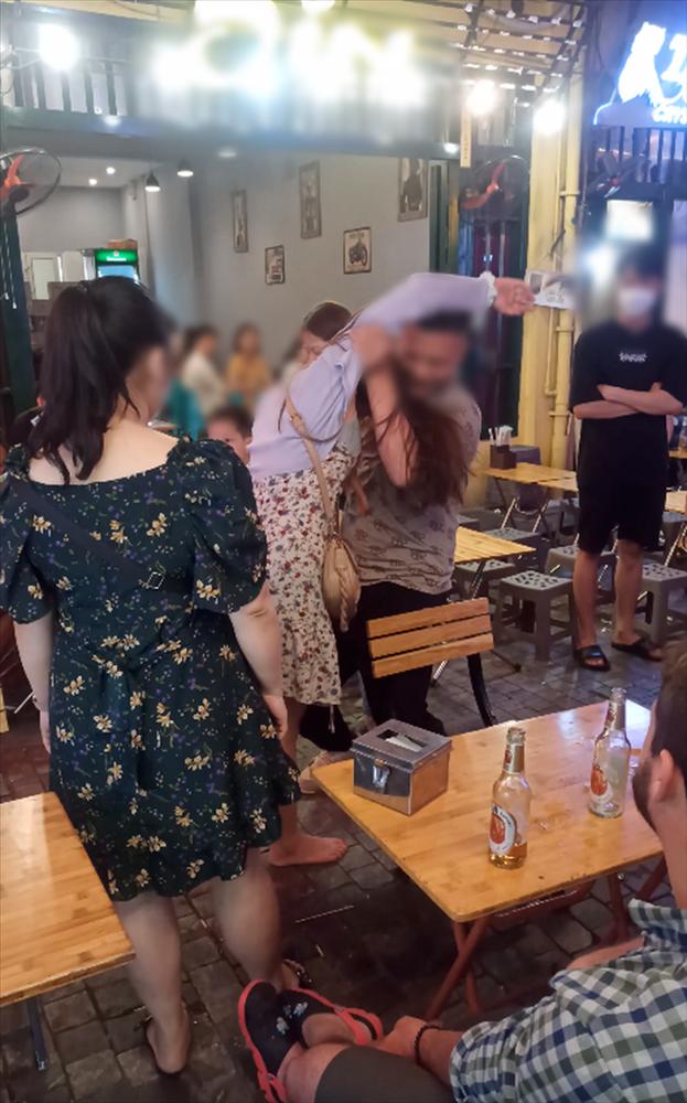 Cặp đôi say xỉn quỳ hôn đắm đuối giữa phố Tạ Hiện-4