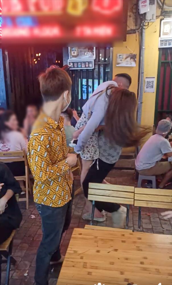 Cặp đôi say xỉn quỳ hôn đắm đuối giữa phố Tạ Hiện-5