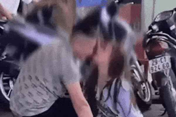 Cặp đôi say xỉn quỳ hôn đắm đuối giữa phố Tạ Hiện-3