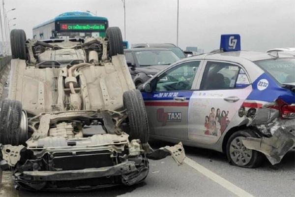 Kinh hoàng: Ô tô húc vào xe taxi, lật ngửa bụng trên cầu Vĩnh Tuy-2