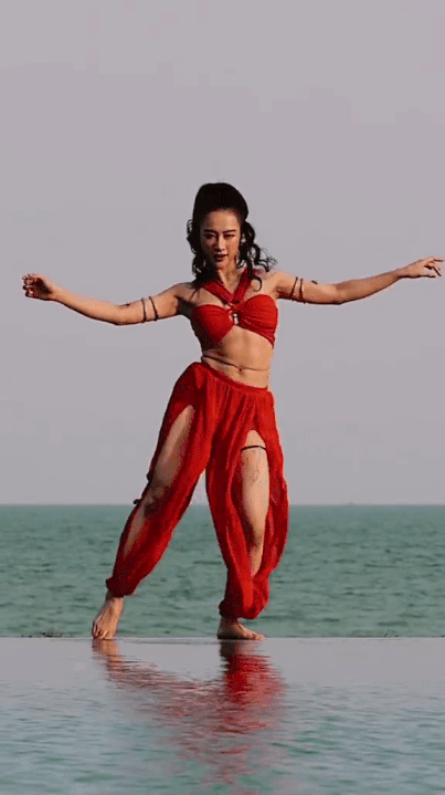 Angela Phương Trinh múa bụng khoe 8 múi cơ căng đét-2