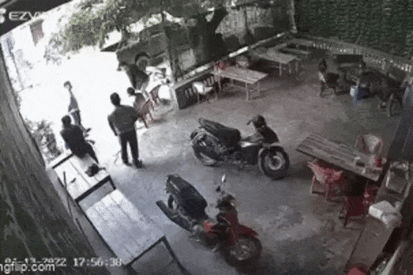 Người đàn ông bị nhóm đối tượng đá 3 phát thẳng mặt, gục tại chỗ-1