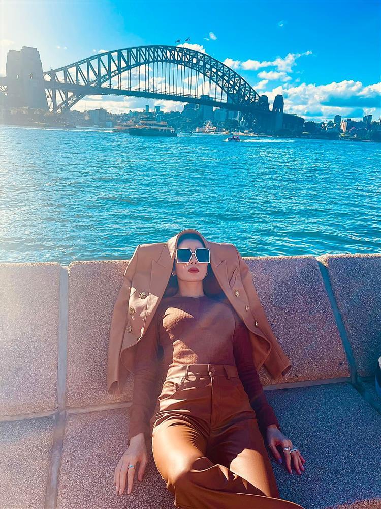 Màn khoe bàn tọa âm điểm thanh lịch của Lệ Quyên-2