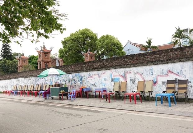 Hàng loạt quán trà đá dàn hàng trải ghế như bãi biển ở Hồ Tây-1