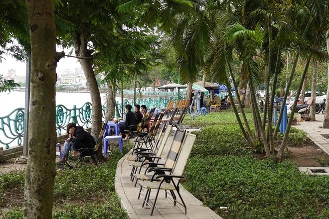 Hàng loạt quán trà đá dàn hàng trải ghế như bãi biển ở Hồ Tây-2