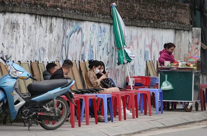 Hàng loạt quán trà đá dàn hàng trải ghế như bãi biển ở Hồ Tây-3